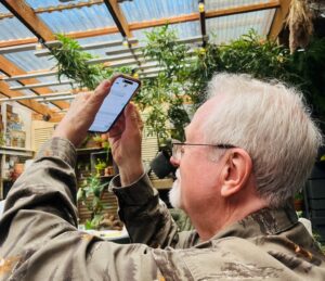 Alan Boyle holds up iPhone in Oregon cafe
